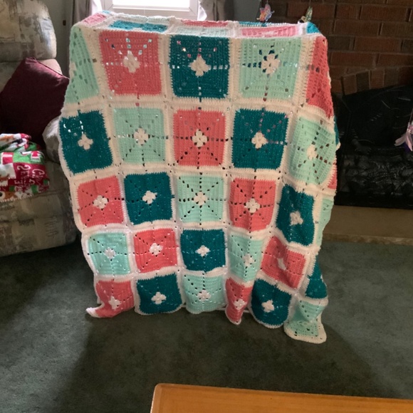Beautiful 69”x68” Sparkle Afghan - Picture 4 of 4